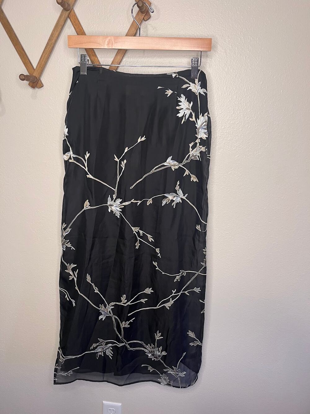 Classiques Entier Vintage Floral Embroidered Midi Skirt